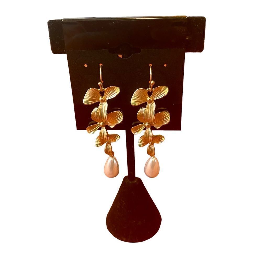 Beautiful 3 tiered brushed gold & faux Pearl drop earrings.